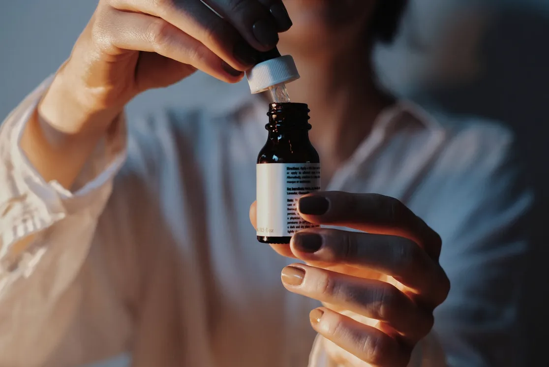 Applying a customized skincare serum